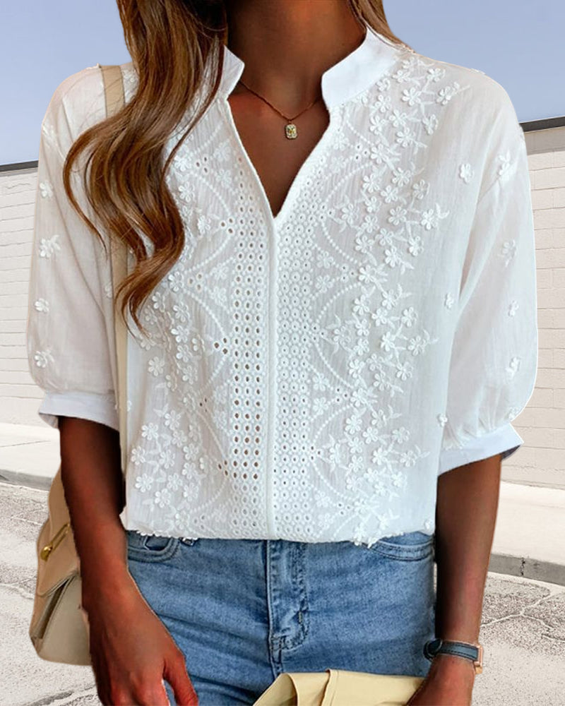 Cambria – Geborduurde blouse met splitkraag