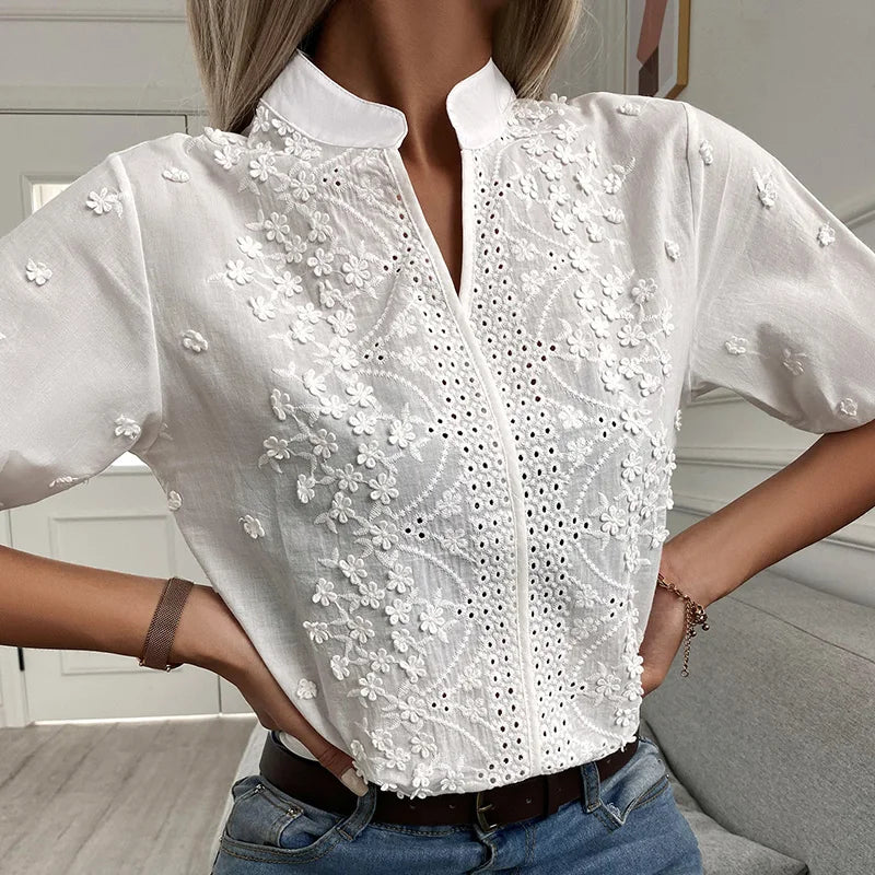 Cambria – Geborduurde blouse met splitkraag