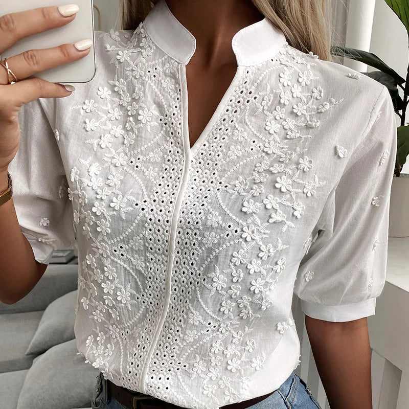 Cambria – Geborduurde blouse met splitkraag