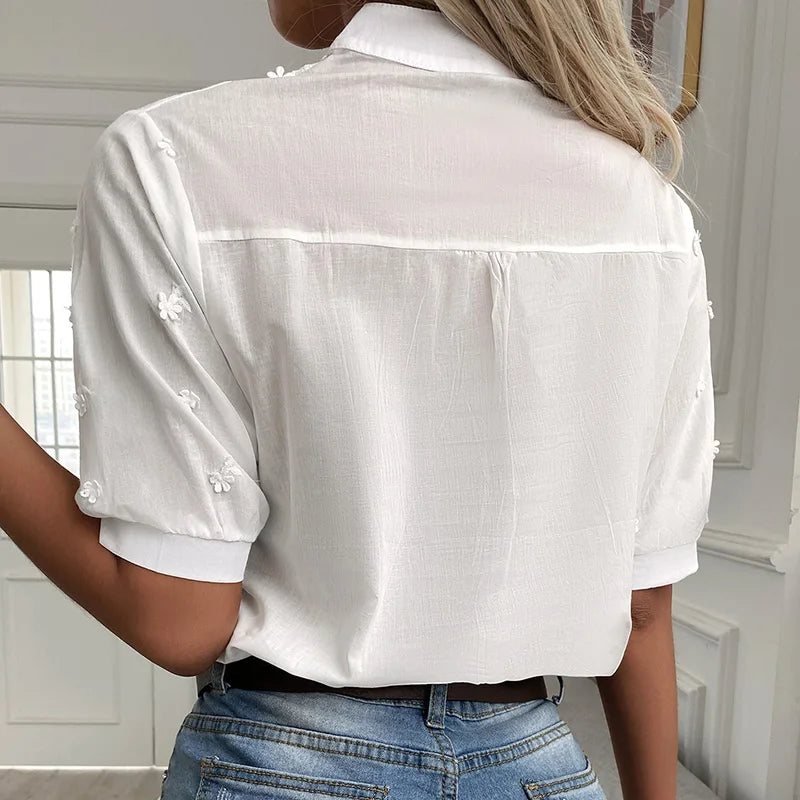 Cambria – Geborduurde blouse met splitkraag