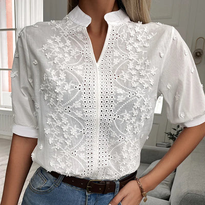Cambria – Geborduurde blouse met splitkraag